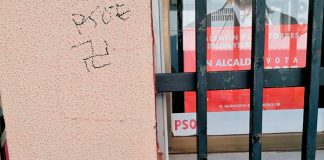 El PSOE de Medellín denuncia ante la Guardia Civil pintadas en su sede con símbolos nazis e insultos