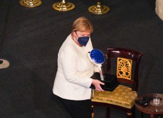 Angela Merkel defiende la unidad de Europa para impulsar sus valores democráticos