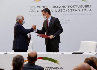 Pedro Sánchez reafirma el «compromiso» del Gobierno con el tren extremeño Pedro Sánchez reafirma el compromiso del Gobierno con el tren extremeño