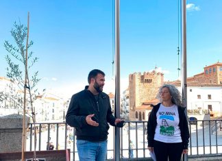 Salvemos la Montaña de Cáceres celebra su cuarto aniversario con la instalación de una placa