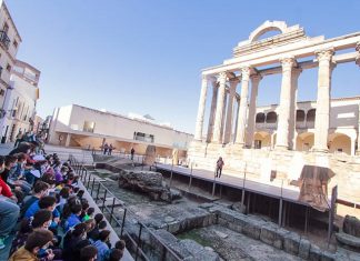 Unos 200 escolares de Primaria celebran el Día de la Biblioteca en el Templo de Diana de Mérida
