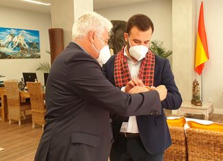 El alcalde de Cáceres espera que el viaje a Nepal sirva para cerrar acuerdos comerciales