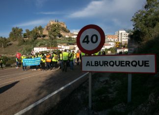 Trabajadores del Ayuntamiento de Alburquerque cortan la carretera EX-110