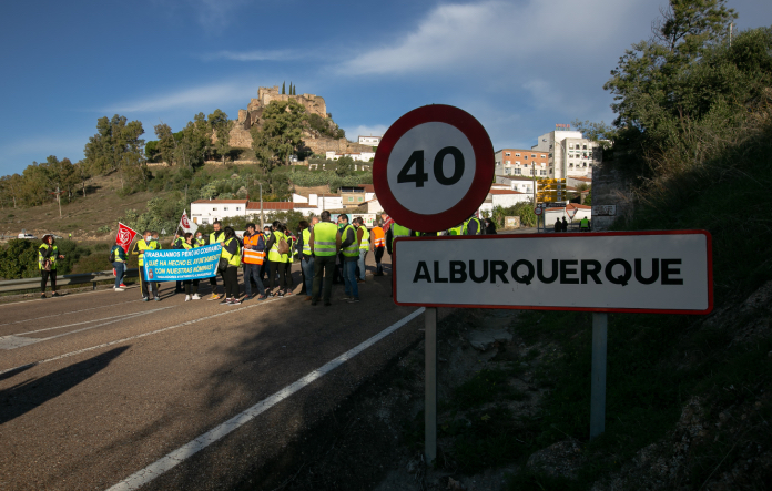 Trabajadores del Ayuntamiento de Alburquerque cortan la carretera EX-110