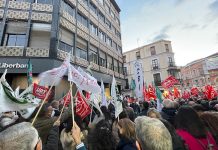 Trabajadores de Unicaja se concentran en Cáceres para protestar por el ERE