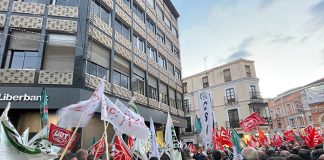 Trabajadores de Unicaja se concentran en Cáceres para protestar por el ERE