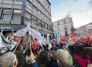 Trabajadores de Unicaja se concentran en Cáceres para protestar por el ERE