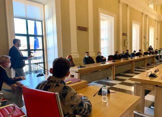 El Ayuntamiento de Cáceres luce un lazo rojo para recordar la prevención del VIH El Ayuntamiento de Cáceres luce un lazo rojo para recordar la prevención del VIH