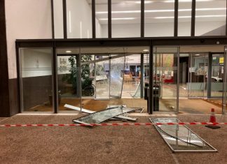 Empotran un coche contra la fachada del Hospital de Tierra de Barros