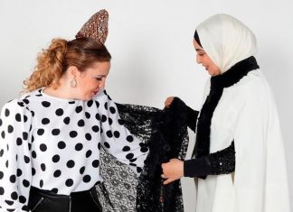 Un calendario con las prendas de alumnas de un taller de costura