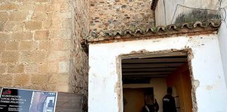 El derribo del local junto a la Torre de los Púlpitos de Cáceres permitirá examinar los restos de la muralla