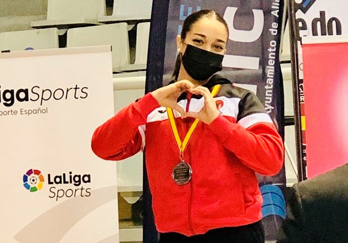 Paola García gana la medalla de plata en la Liga Nacional de Kárate senior