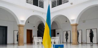 La bandera de Ucrania ondea en la Asamblea de Extremadura