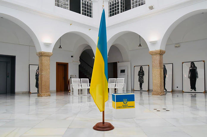 La bandera de Ucrania ondea en la Asamblea de Extremadura