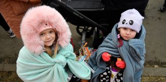 La mitad de las personas que se desplazan en Ucrania son niños