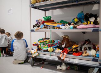 La Policía Nacional atiende a más de 400 personas desplazadas por la guerra