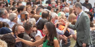 Cientos de personas reciben a Don Felipe y Doña Letizia en Pinofranqueado