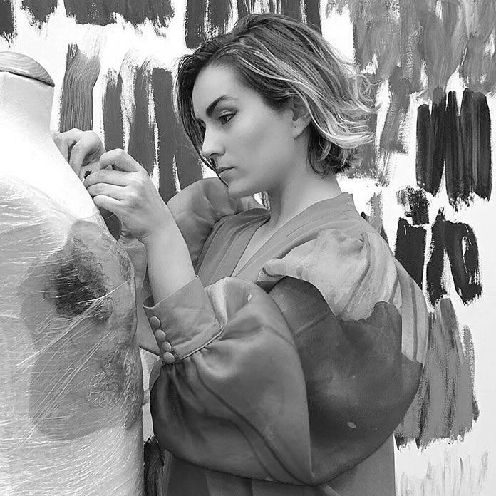 Arena Martínez muestra su diálogo entre moda y pintura en la sala El Brocense
