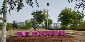 Letras magenta Cáceres