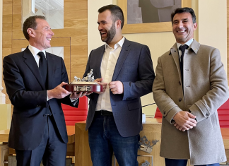Luis Salaya recibe al presidente del Cacereño, Carlos Ordoñez, y a Emilio Butragueño y Roberto Carlos, en representación del Real Madrid