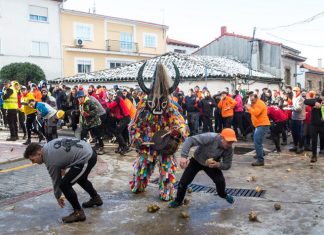 El ‘Jarramplas’ recorre Piornal bajo una lluvia de nabos Jarramplas Piornal