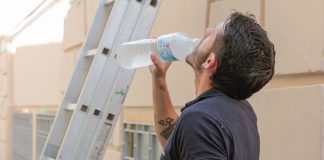 Hombre bebiendo agua