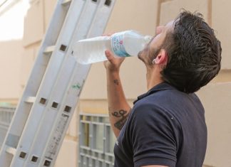 Hombre bebiendo agua