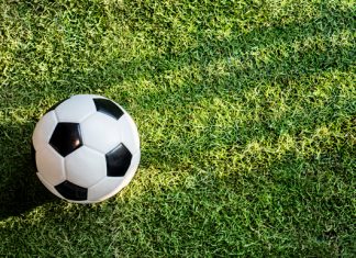 balón de fútbol sobre campo de césped