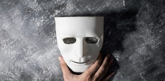 máscara blanca sobre fondo gris