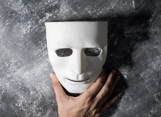 máscara blanca sobre fondo gris