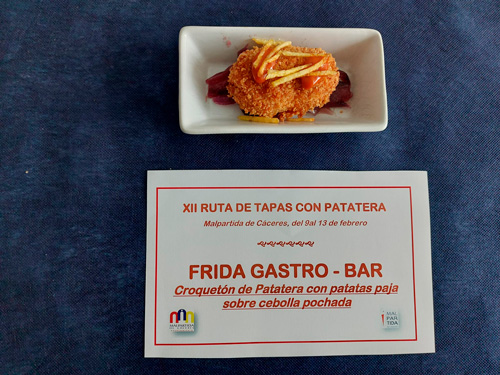 Croquetón de patatera con patatas paja sobre cebolla pochada - Frida Gastro Bar - XII Jornadas Gastronómicas