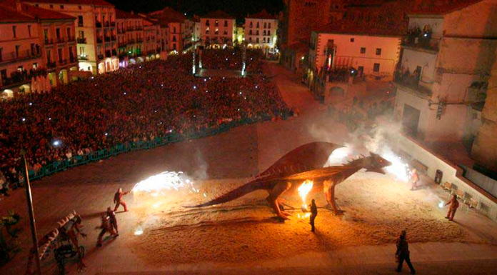 Quema del dragón en la Fiesta del San Jorge en Cáceres