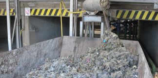 Contenedor con toallitas y residuos en una EDAR