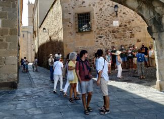 Turistas en la parte antigua de Cáceres