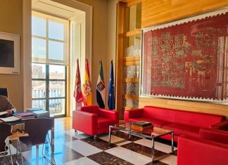 El Pendón de San Jorge en el despacho de Alcaldía de Cáceres