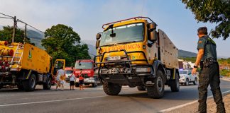 servicios de emergencias colaboran en la extinción del fuego, en Jerte, Cáceres, Extremadura (España)