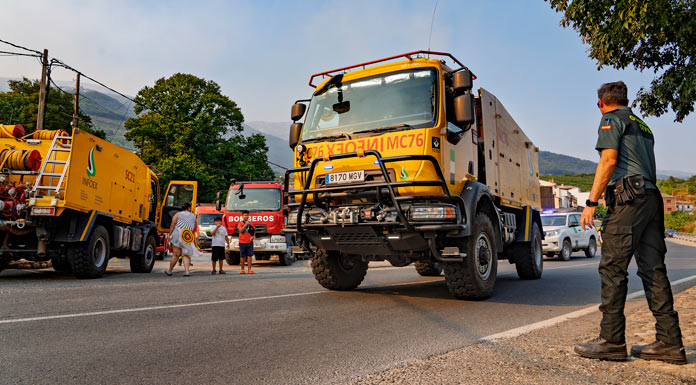 Jarilla servicios de emergencias colaboran en la extinción del fuego, en Jerte, Cáceres, Extremadura (España)
