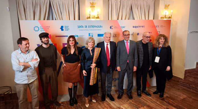 Bienal-1er-día De izquierda a derecha, Ignacio Martínez de Pisón, David Uclés, Pola Oloixarac, Victoria Bazaga, Álvaro Vargas Llosa, Rafael Mateos, Gustavo Faverón y Gioconda Belli