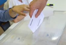 Ya puedes solicitar el voto por correo para las elecciones en Extremadura Una persona ejerce su derecho a voto