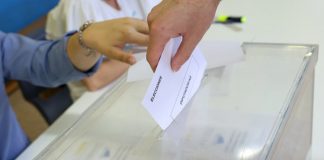 Ya puedes solicitar el voto por correo para las elecciones en Extremadura Una persona ejerce su derecho a voto