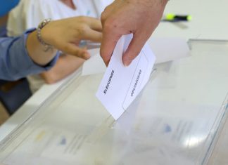 Una persona ejerce su derecho a voto
