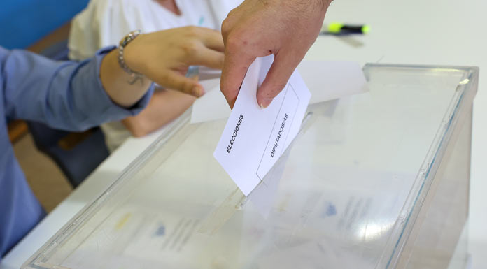 Una persona ejerce su derecho a voto