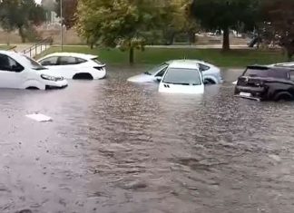 La tromba de agua deja en Cáceres numerosos daños materiales en coches y locales Calle Túnez de Cáceres