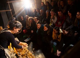 Público de la MAE durante la representación de 'Ai de Mim Ai Doeu' de la portuguesa Trupe Fandanga- Circolando.