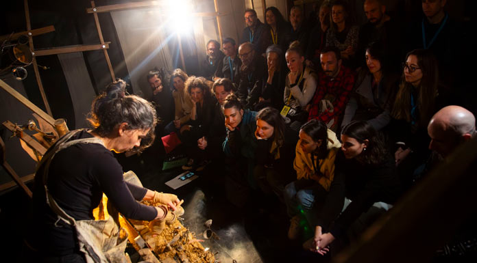 MAE Público de la MAE durante la representación de 'Ai de Mim Ai Doeu' de la portuguesa Trupe Fandanga- Circolando.