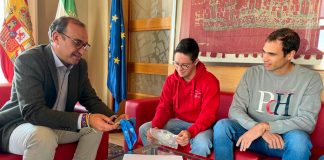 El alcalde de Cáceres, Rafael Mateos, recibe al nadador cacereño Guillermo Gracia en su despacho