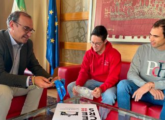 El alcalde de Cáceres, Rafael Mateos, recibe al nadador cacereño Guillermo Gracia en su despacho