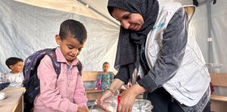 Los equipos de UNICEF están distribuyendo pastillas de jabón a los niños palestinos en centros de aprendizaje y refugios para desplazados en Al Nuseirat, centro de Gaza. © UNICEF/UNI878992/Eleyan