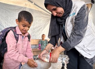 Los equipos de UNICEF están distribuyendo pastillas de jabón a los niños palestinos en centros de aprendizaje y refugios para desplazados en Al Nuseirat, centro de Gaza. © UNICEF/UNI878992/Eleyan