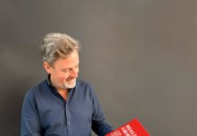 Jorge Villar lanza ‘Check-in al éxito’, una guía para mejorar la gestión de alojamientos turísticos El empresario tusístico y exconcejal de Turismo con el PSOE en el Ayuntamiento de Cáceres, Jorge Villar, con su libro 'Chek-in al éxito'